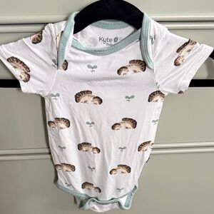 Kyte baby hedgehog print onesie new never worn 0-3